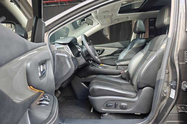 Used Nissan Murano 2017 2.5L XL Two-Wheel Drive Smart Edition Interior 2