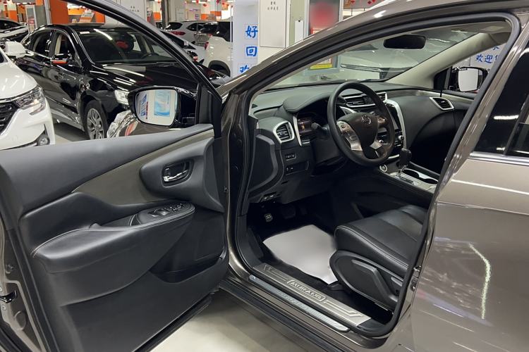 Used Nissan Murano 2017 2.5L XE Two-Wheel Drive Elite Edition Interior 2