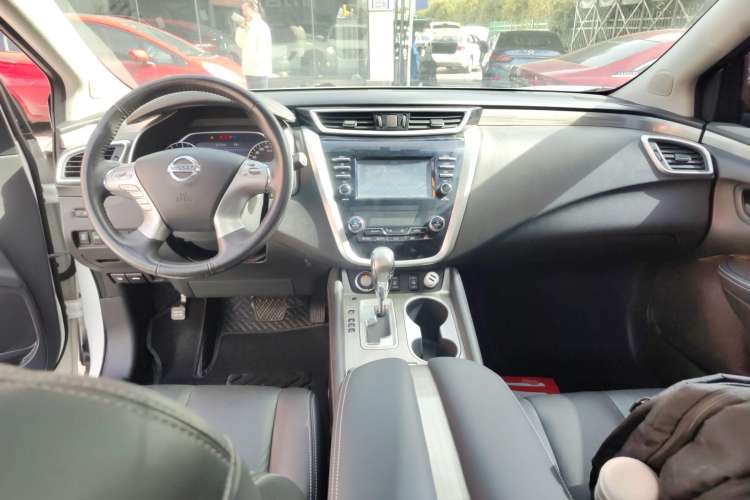 Used Nissan Murano 2017 2.5L XL Two-Wheel Drive Smart Edition Center Console