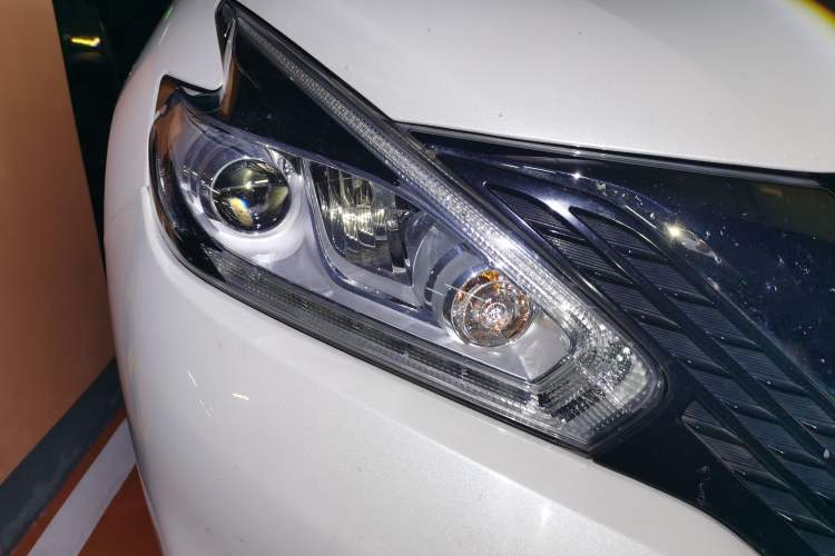 Used Nissan Murano 2017 2.5L XL Two-Wheel Drive Smart Edition Right Front Headlight