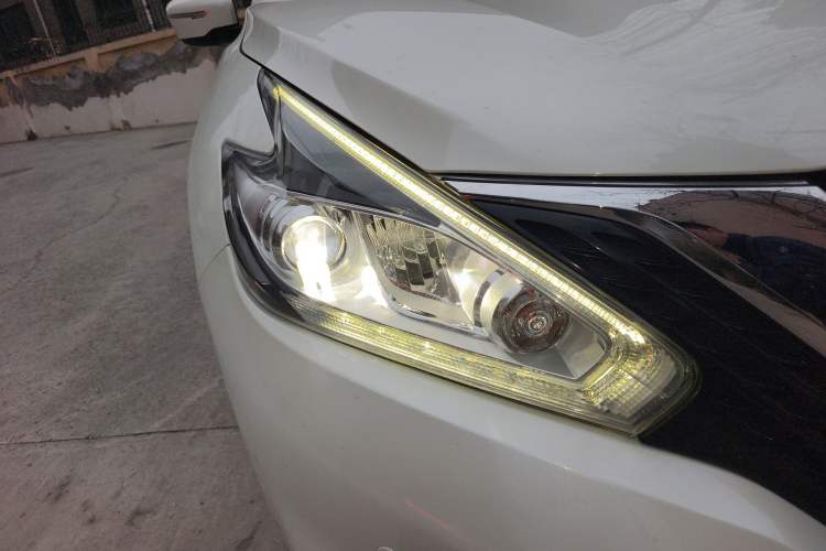 Used Nissan Murano 2017 2.5L XL Two-Wheel Drive Smart Edition Right Front Headlight