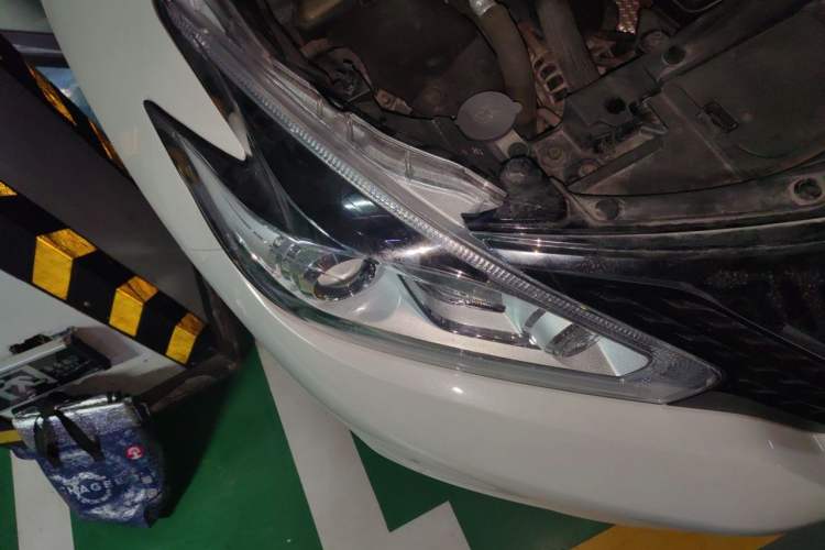 Used Nissan Murano 2017 2.5L XE Two-Wheel Drive Elite Edition Right Front Headlight