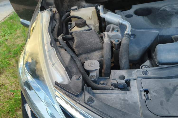 Used Nissan Murano 2019 2.5L XL Two-Wheel Drive Smart Connect Luxury Edition China VI Standard Engine Bay Right