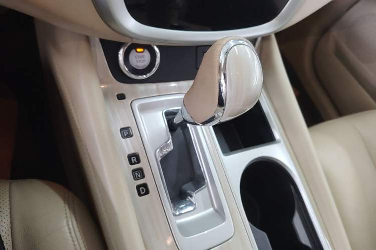 Used Nissan Murano 2019 2.5L XL Two-Wheel Drive Smart Connect Luxury Edition China VI Standard Gear Lever