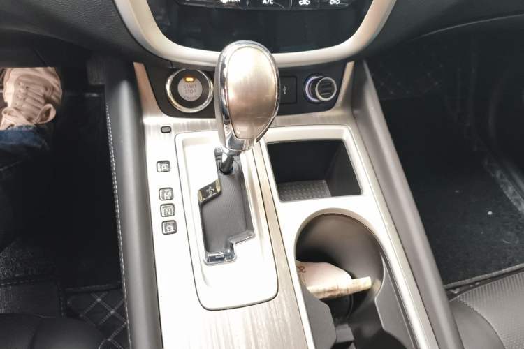 Used Nissan Murano 2019 2.5L XL Two-Wheel Drive Smart Connect Luxury Edition China VI Standard Gear Lever