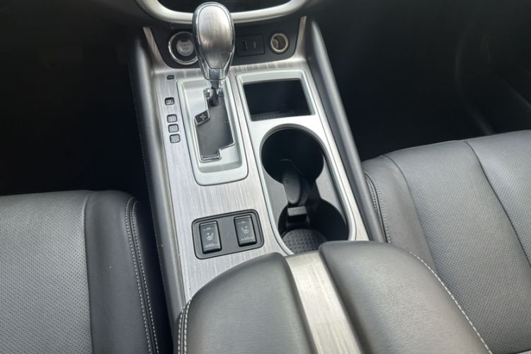 Used Nissan Murano 2019 2.5L XL Two-Wheel Drive Smart Connect Luxury Edition China VI Standard Interior 4