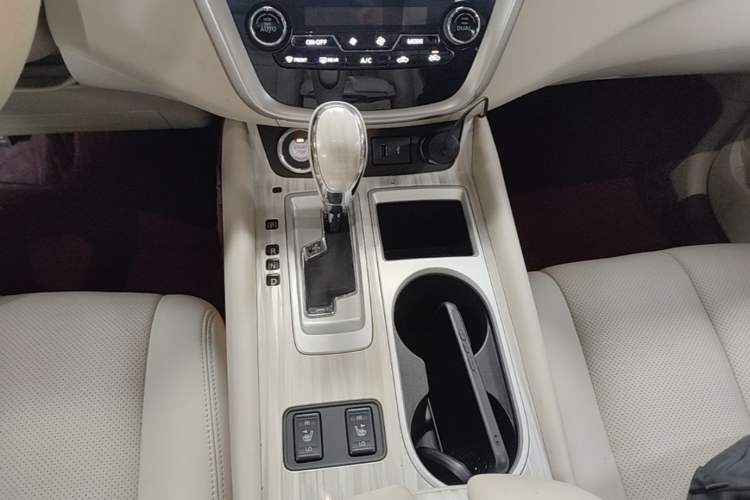 Used Nissan Murano 2019 2.5L XL Two-Wheel Drive Smart Connect Luxury Edition China VI Standard Gear Lever