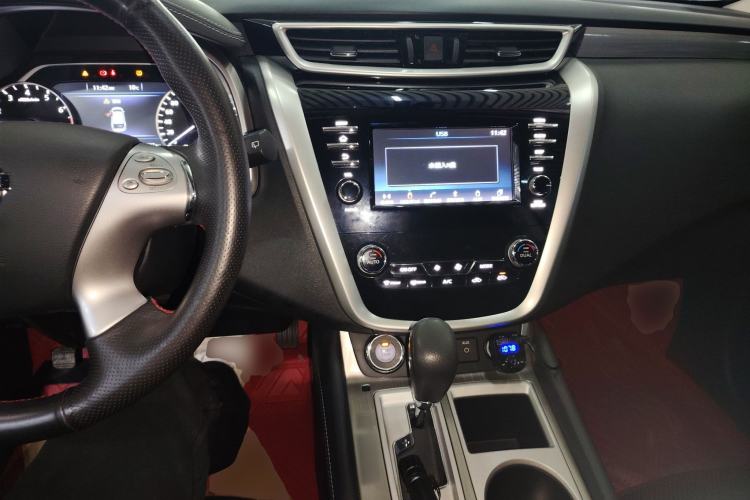 Used Nissan Murano 2019 2.5L XE Two-Wheel Drive Elite Version China VI Standard Center Console
