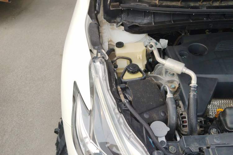 Used Nissan Murano 2019 2.5L XE Two-Wheel Drive Elite Version China VI Standard Engine Bay Right