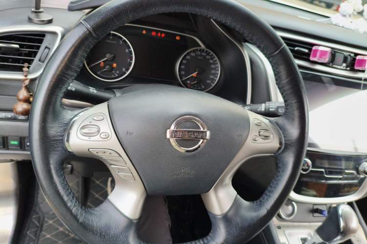 Used Nissan Murano 2019 2.5L XL Two-Wheel Drive Smart Connect Luxury Edition China VI Standard Steering Wheel