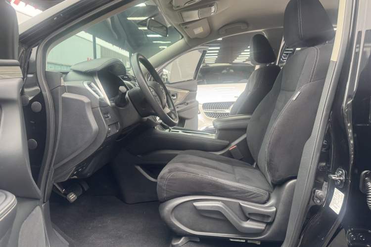 Used Nissan Murano 2021 2.5L XE Two-Wheel Drive Elite Edition Interior 4