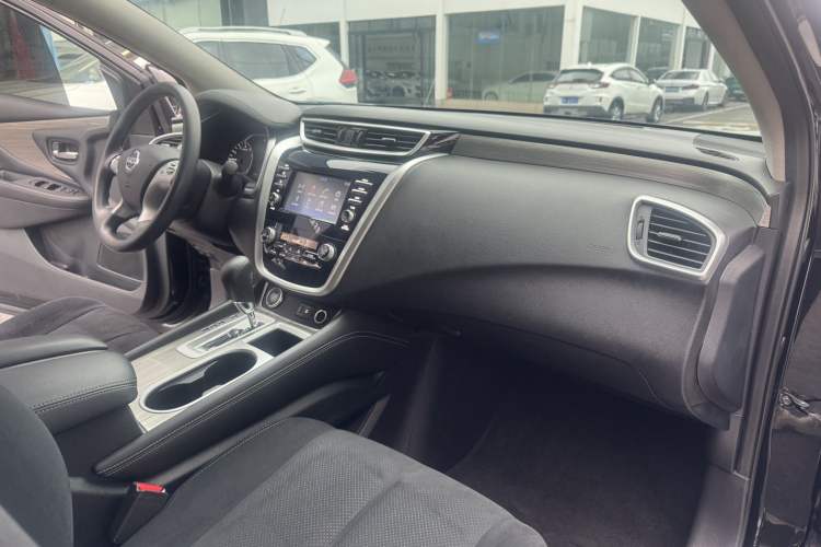 Used Nissan Murano 2021 2.5L XE Two-Wheel Drive Elite Edition Interior 8