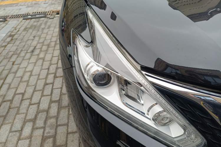 Used Nissan Murano 2021 2.5L XL Two-Wheel Drive Smart Connect Luxury Edition Right Front Headlight