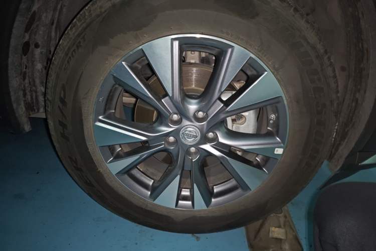 Used Nissan Murano 2021 2.5L XE Two-Wheel Drive Elite Edition Right Front Wheel Hub