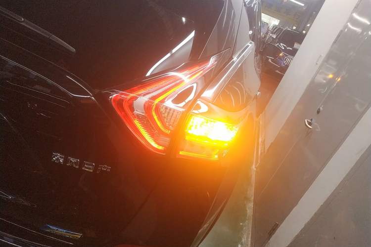 Used Nissan Murano 2021 2.5L XL Two-Wheel Drive Smart Connect Luxury Edition Right Rear Taillight