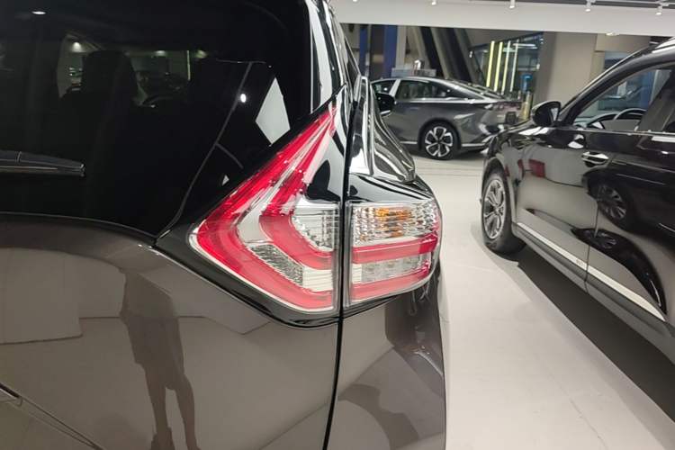 Used Nissan Murano 2021 2.5L XL Two-Wheel Drive Smart Connect Luxury Edition Exterior 3