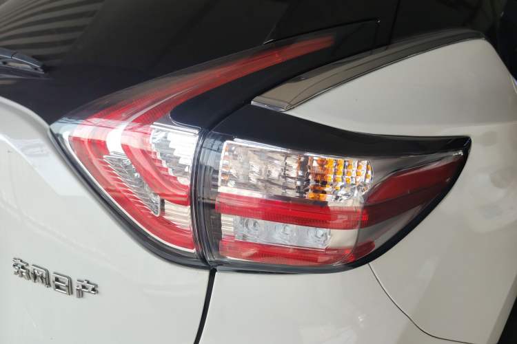 Used Nissan Murano 2021 2.5L XE Two-Wheel Drive Elite Edition Exterior 2