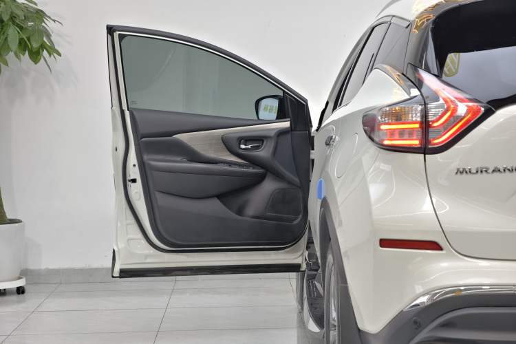 Used Nissan Murano 2021 2.5L XE Two-Wheel Drive Elite Edition Interior 7