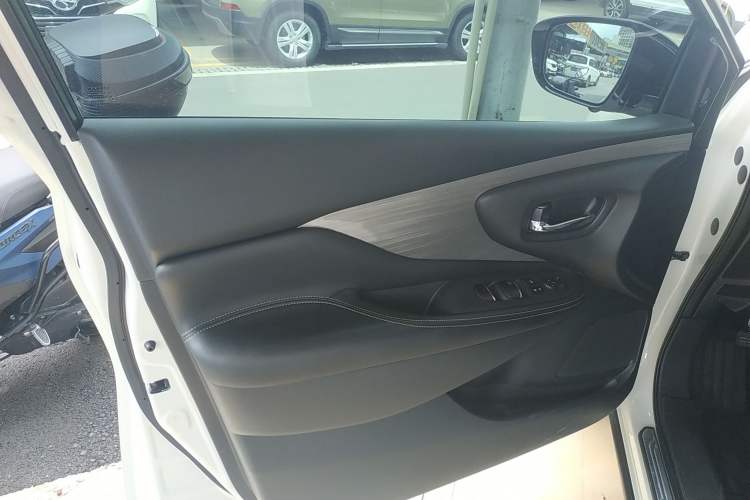 Used Nissan Murano 2021 2.5L XL Two-Wheel Drive Smart Connect Luxury Edition Interior 7