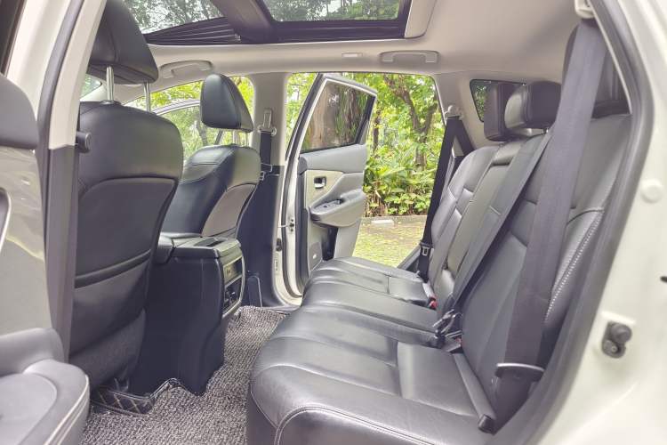 Used Nissan Murano 2021 2.5L XL Two-Wheel Drive Smart Connect Luxury Edition Interior 9