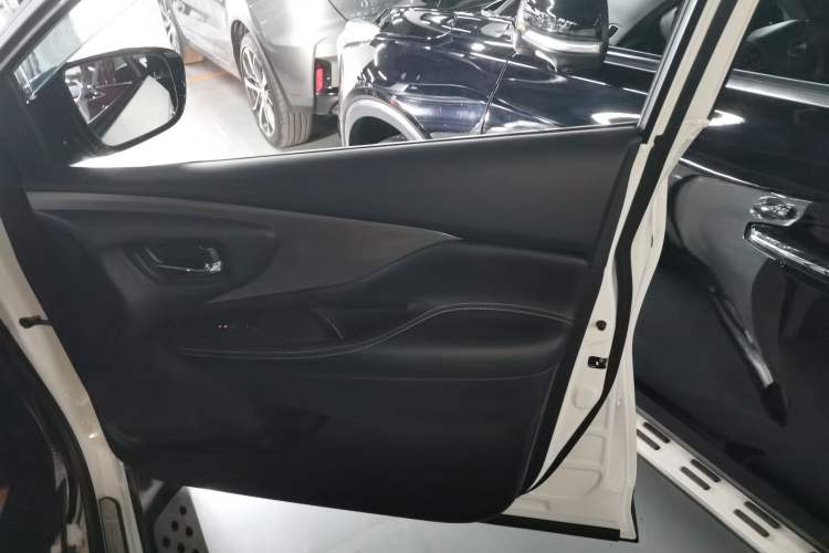 Used Nissan Murano 2021 2.5L XE Two-Wheel Drive Elite Edition Right Front Door Interior