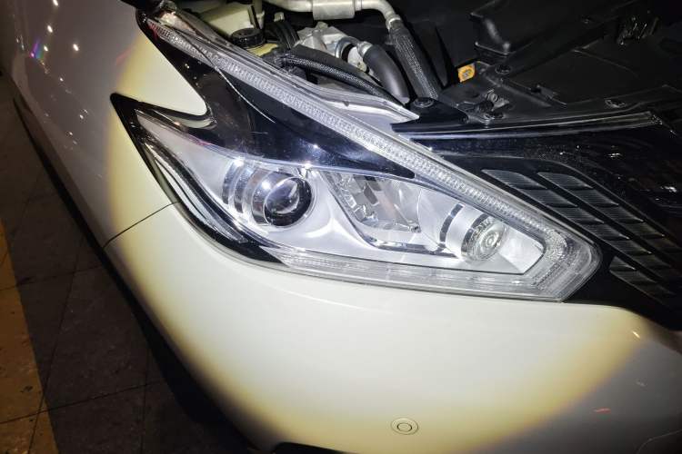 Used Nissan Murano 2021 2.5L XL Two-Wheel Drive Smart Connect Luxury Edition Right Front Headlight