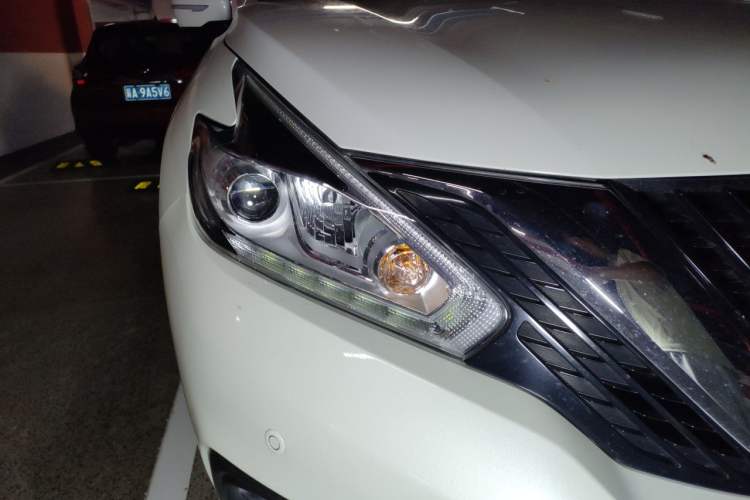 Used Nissan Murano 2021 2.5L XL Two-Wheel Drive Smart Connect Luxury Edition Right Front Headlight
