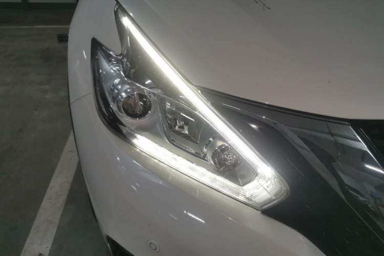Used Nissan Murano 2021 2.5L XL Two-Wheel Drive Smart Connect Luxury Edition Right Front Headlight