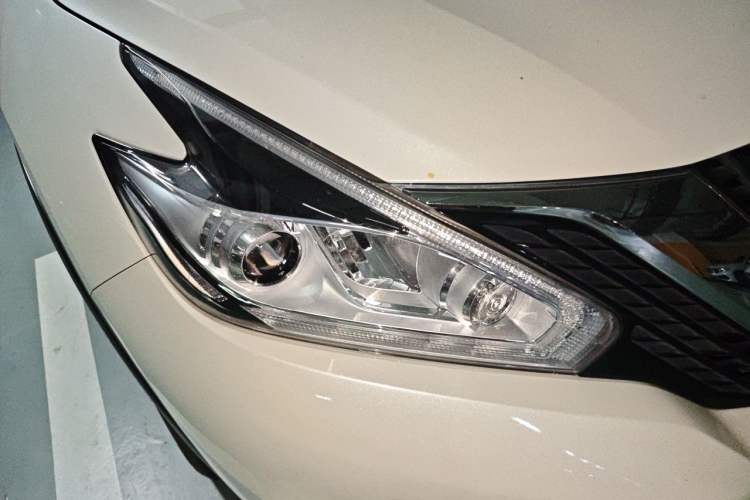 Used Nissan Murano 2021 2.5L XL Two-Wheel Drive Smart Connect Luxury Edition Right Front Headlight
