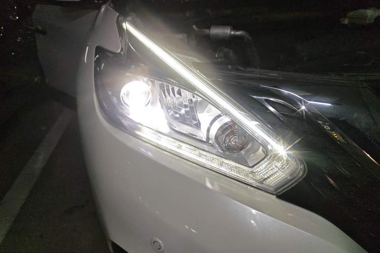 Used Nissan Murano 2021 2.5L XL Two-Wheel Drive Smart Connect Luxury Edition Right Front Headlight