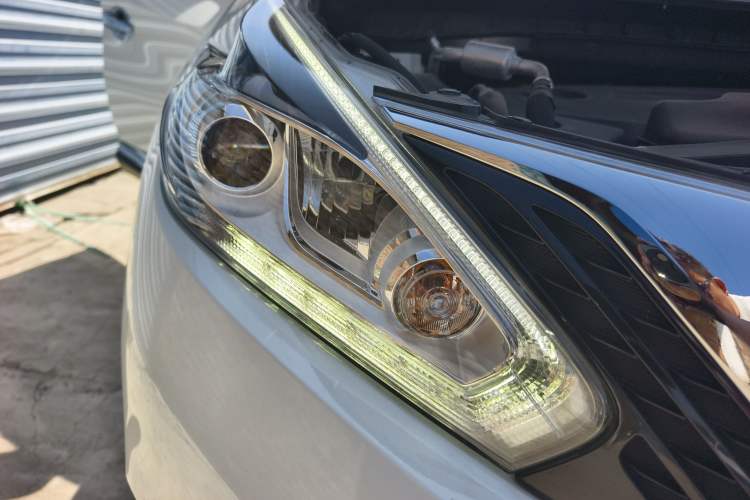 Used Nissan Murano 2021 2.5L XL Two-Wheel Drive Smart Connect Luxury Edition Right Front Headlight
