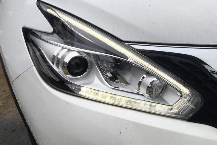 Used Nissan Murano 2021 2.5L XL Two-Wheel Drive Smart Connect Luxury Edition Right Front Headlight