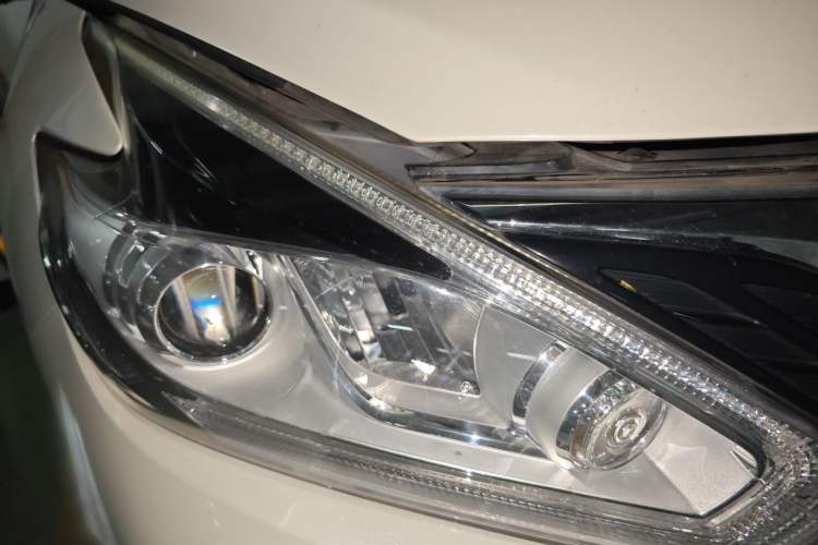 Used Nissan Murano 2021 2.5L XL Two-Wheel Drive Smart Connect Luxury Edition Right Front Headlight