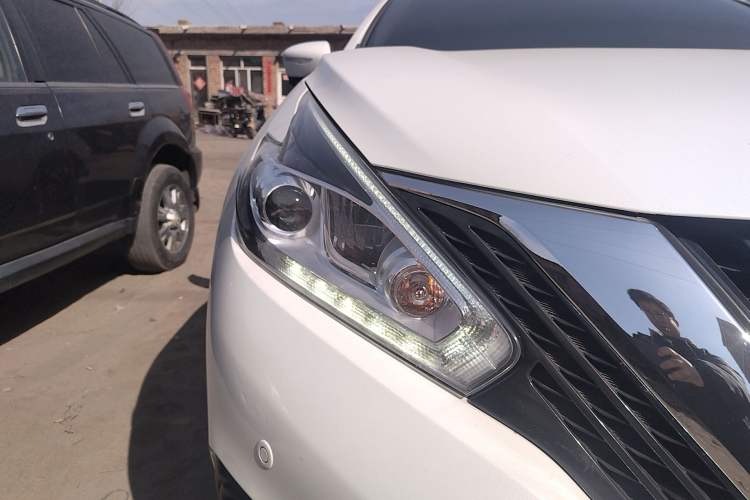 Used Nissan Murano 2021 2.5L XL Two-Wheel Drive Smart Connect Luxury Edition Right Front Headlight