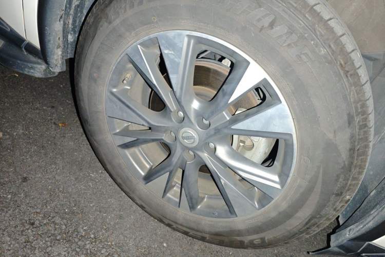 Used Nissan Murano 2021 2.5L XL Two-Wheel Drive Smart Connect Luxury Edition Right Front Wheel Hub