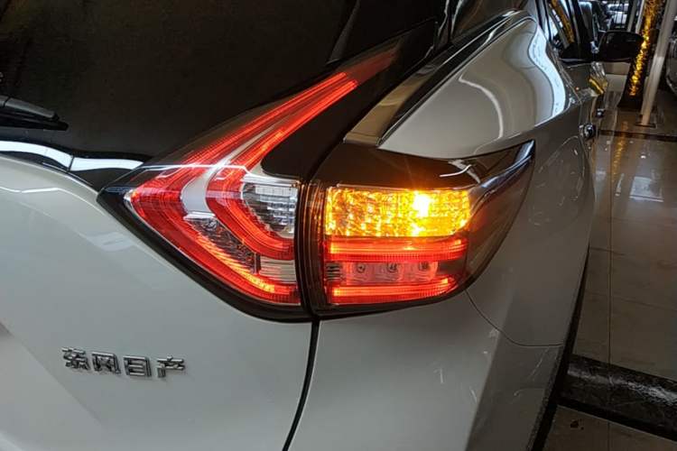 Used Nissan Murano 2021 2.5L XL Two-Wheel Drive Smart Connect Luxury Edition Right Rear Taillight