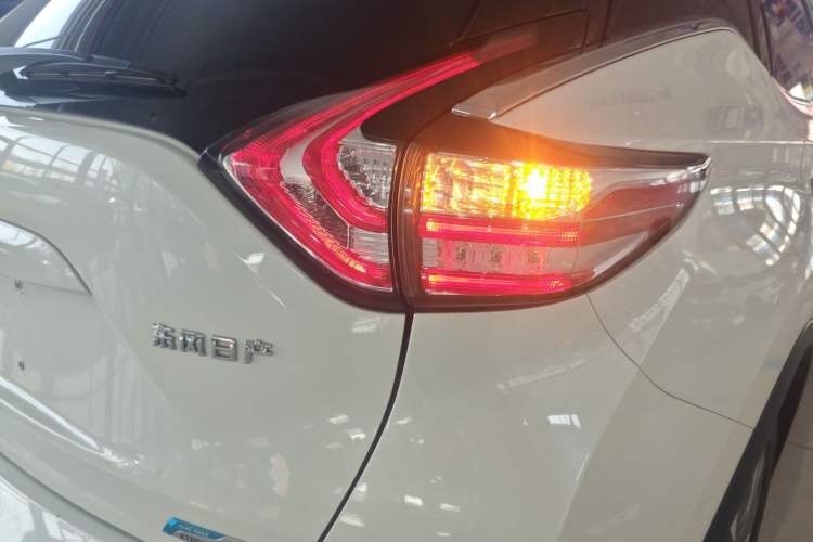 Used Nissan Murano 2021 2.5L XL Two-Wheel Drive Smart Connect Luxury Edition Right Rear Taillight