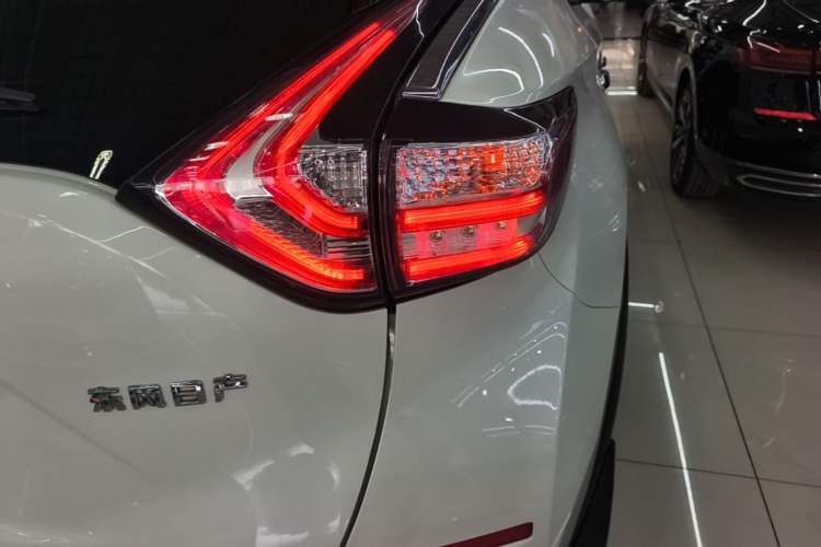 Used Nissan Murano 2021 2.5L XL Two-Wheel Drive Smart Connect Luxury Edition Right Rear Taillight