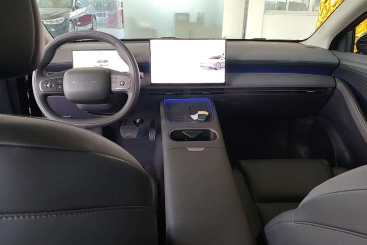 Used Nissan N6 2026 Model 180 Max Center Console