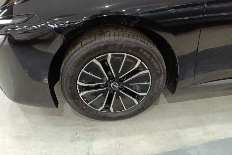 Used Nissan N6 2026 Model 180 Max Exterior 4