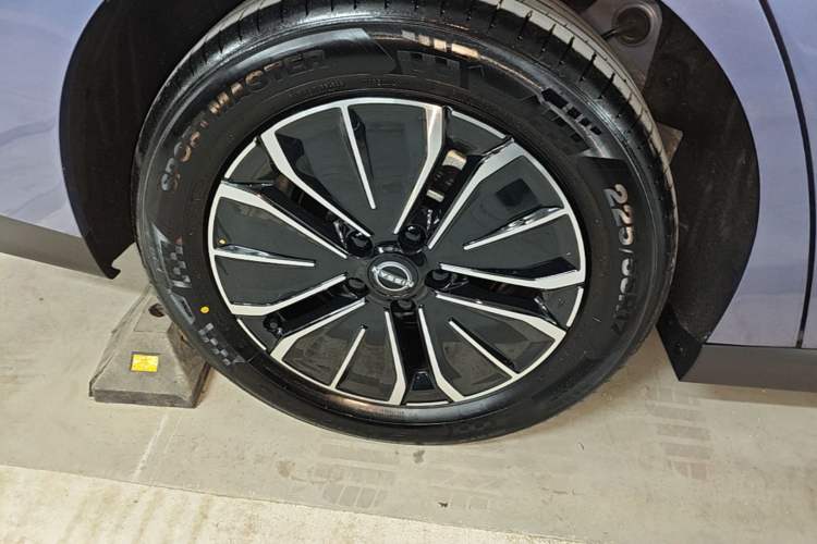 Used Nissan N6 2026 Model 180 Max Exterior 5