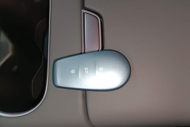 Used Nissan N6 2026 Model 180 Max Interior 1