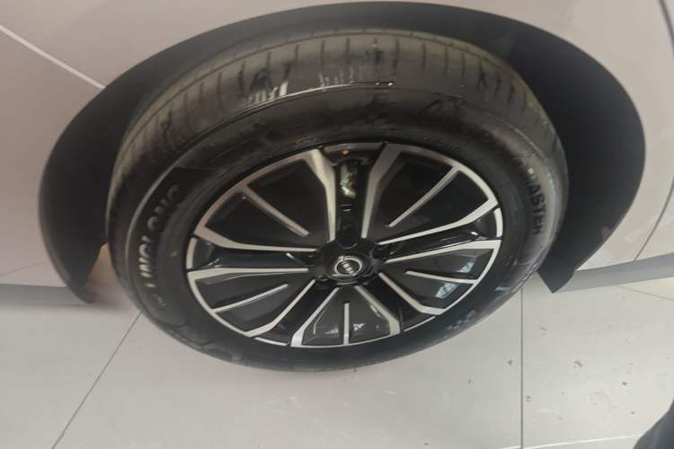 Used Nissan N6 2026 Model 180 Max+ Right Rear Wheel Hub