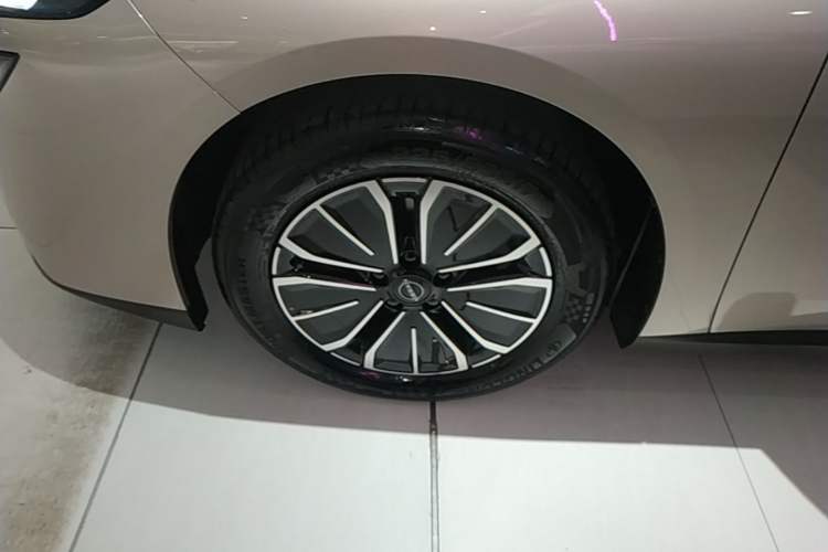 Used Nissan N6 2026 Model 180 Max Left Front Wheel Hub