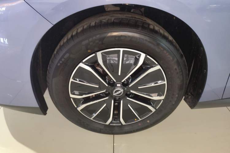 Used Nissan N6 2026 Model 180 Max Exterior 4