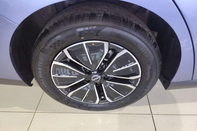 Used Nissan N6 2026 Model 180 Max Exterior 5