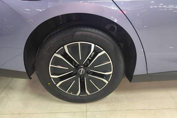 Used Nissan N6 2026 Model 180 Max Exterior 5