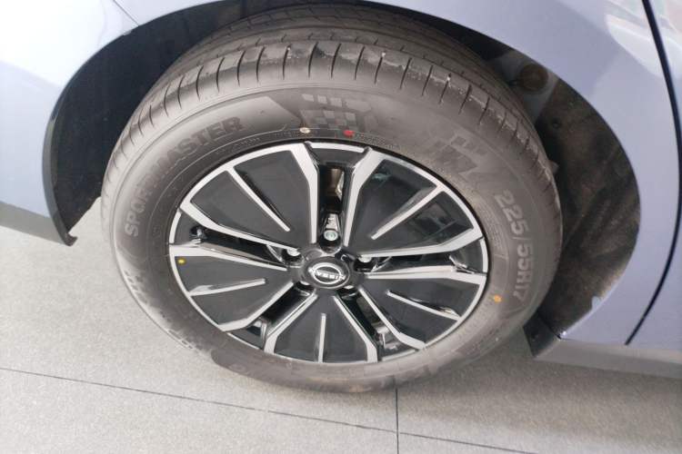 Used Nissan N6 2026 Model 180 Max Exterior 5