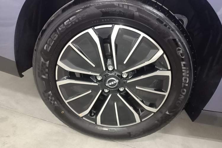 Used Nissan N6 2026 Model 180 Max Exterior 5