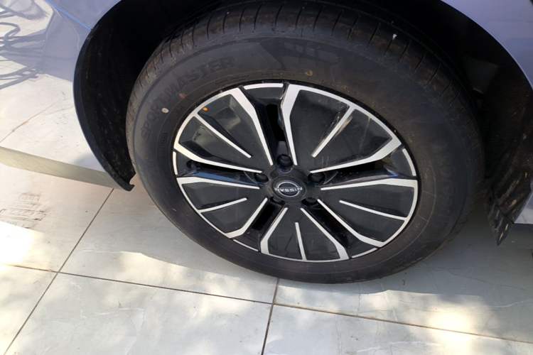 Used Nissan N6 2026 Model 180 Max Exterior 5